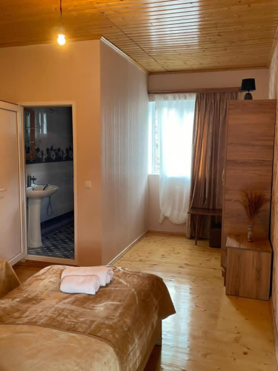 Guest House Nene Mestia Eksteriør bilde